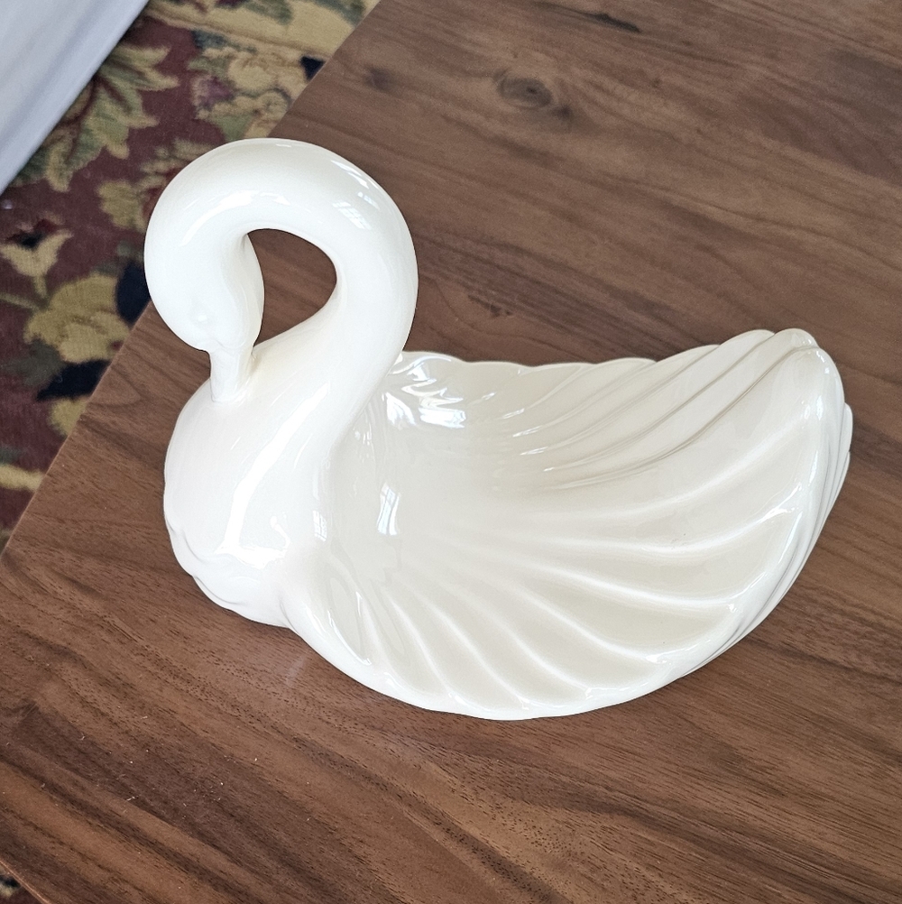 Vintage Cream Swan Dish / Bath Towel Cradle